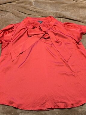 torrid Coral Pink Tie-Neck Short Sleeve Satin Blouse Size 00 (10)